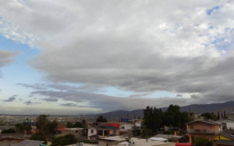 Inicia domingo mayormente nublado; se despejará por la tarde