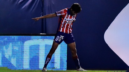 Jurgen Damm festeja como Cristiano Ronaldo y el estadio le canta el «¡Siuuu!»