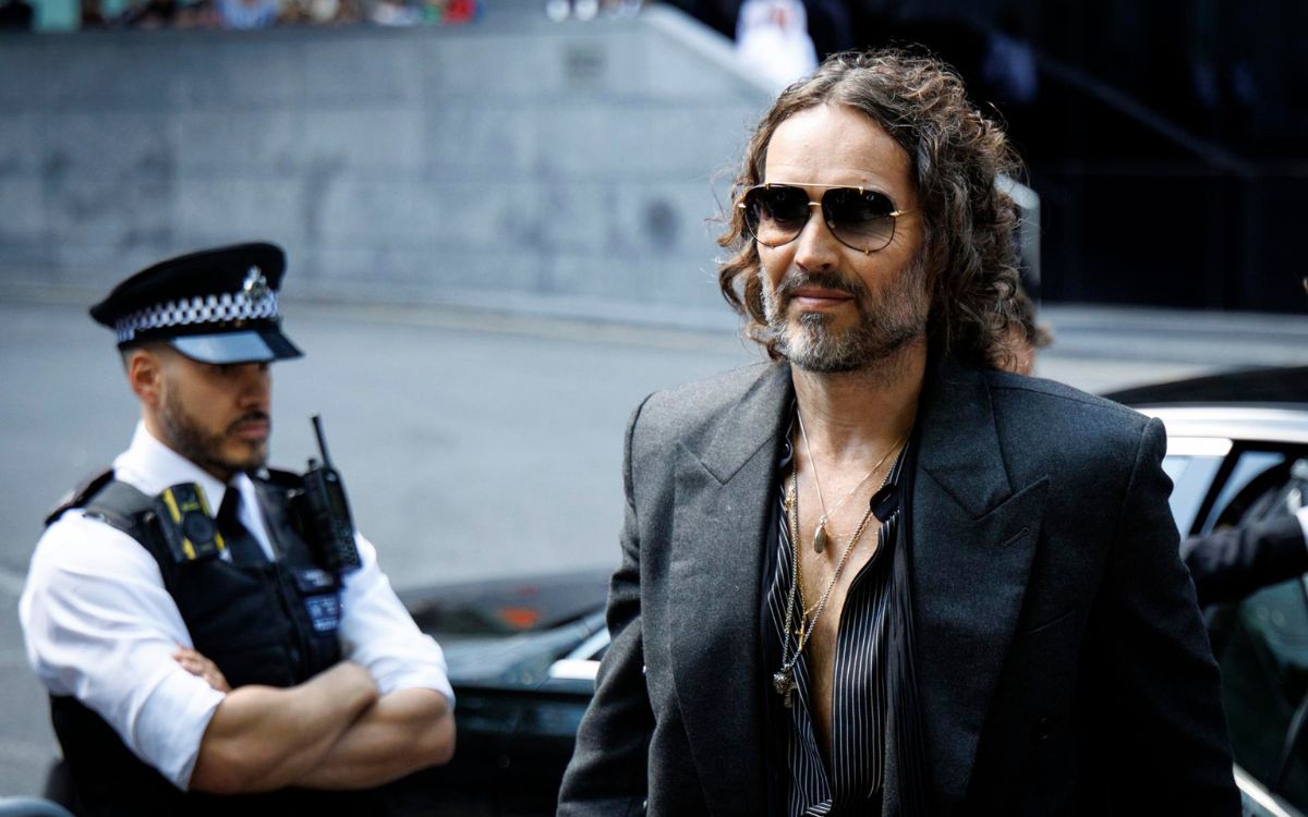 El actor Russell Brand se declara «no culpable» de cinco delitos