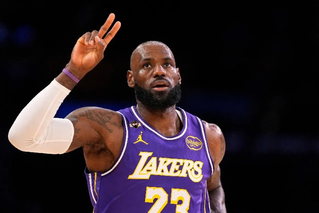 Se convierte LeBron James en jugar de mayor edad con un triple-doble